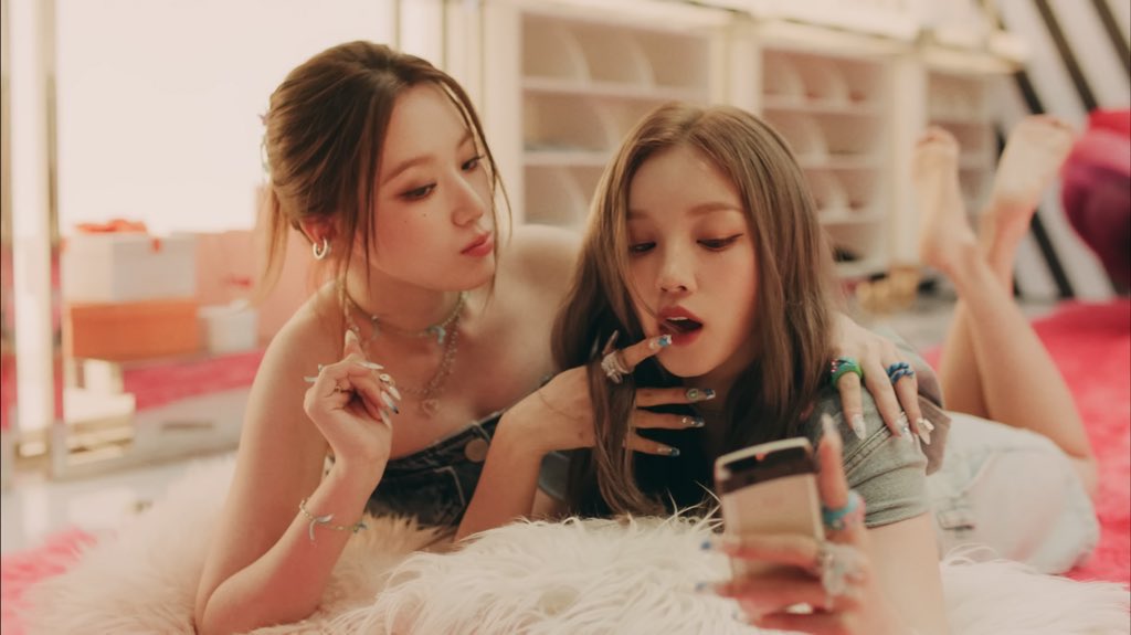 OArdiman's tweet photo. Asoy banget, and who put these two gurlz together 

#QUEENCARDOutNow 
#IFEELOutNow 
#GIDLE https://t.co/8rTc0N9LDH