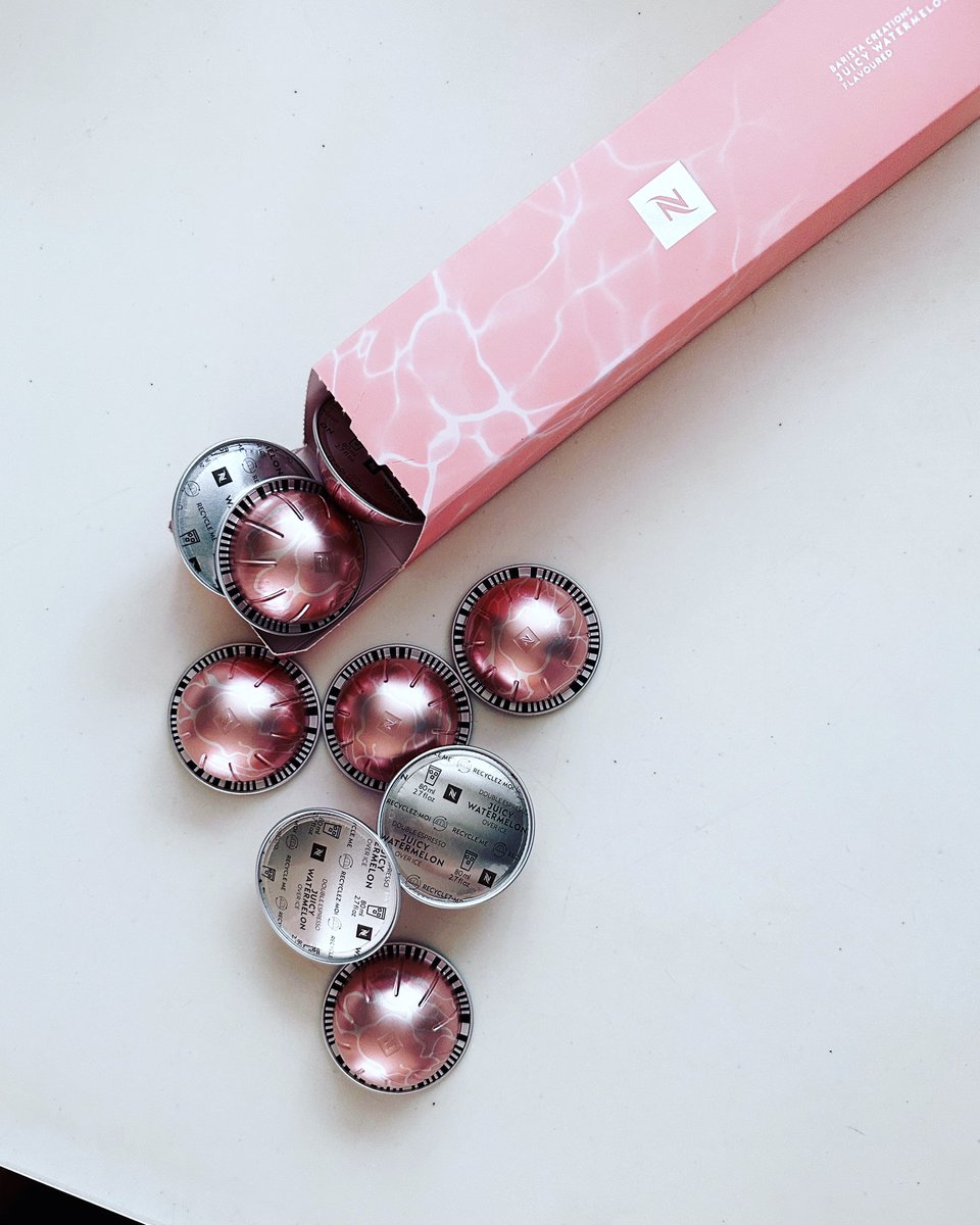 Nespresso「ヴァーチュオ」の新しいカプセルがとてもキレイ！『JUICY WATERMELON OVER ICE』
明日は晴れて気温が上がりそうなので、アイスコーヒー試してみよう！楽しみだな♪#ネスプレッソのある生活