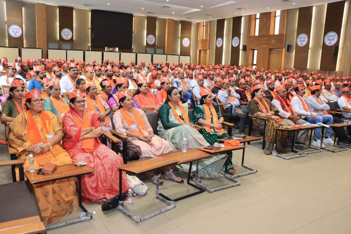 પ્રદેશ કાર્યાલય 'શ્રી કમલમ્' ખાતે યોજાયેલી રાજકોટ જિલ્લાની કારોબારી બેઠકમાં હાજરી આપી, કાર્યકર્તાશ્રીઓને માર્ગદર્શન આપ્યું. 

પ્રદેશ સંગઠન મહામંત્રી શ્રી રત્નાકરજીની વિશેષ ઉપસ્થિતિમાં યોજાયેલી આ બેઠકમાં પ્રદેશ મહામંત્રી શ્રી વિનોદભાઈ ચાવડા, શ્રી પ્રદીપસિંહ વાઘેલા, શ્રી રજનીભાઈ