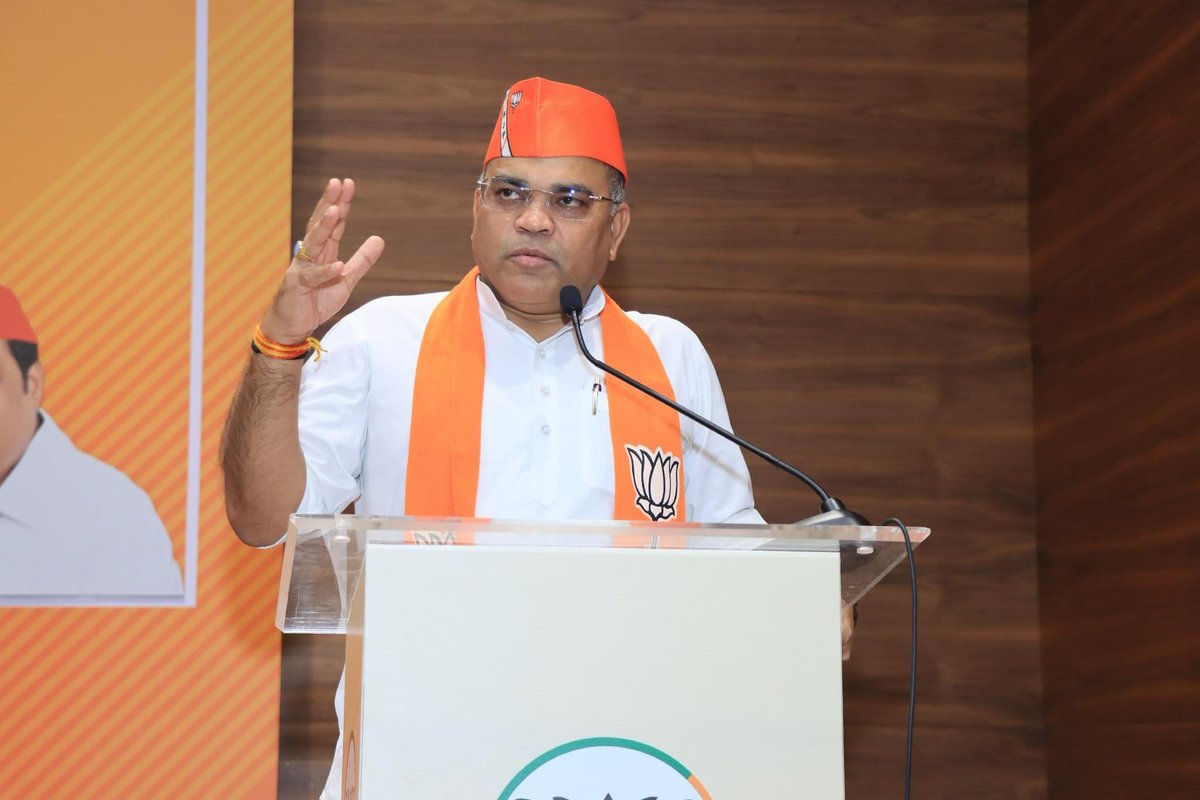 CRPaatil's tweet photo. પ્રદેશ કાર્યાલય 'શ્રી કમલમ્' ખાતે યોજાયેલી રાજકોટ જિલ્લાની કારોબારી બેઠકમાં હાજરી આપી, કાર્યકર્તાશ્રીઓને માર્ગદર્શન આપ્યું. 

પ્રદેશ સંગઠન મહામંત્રી શ્રી રત્નાકરજીની વિશેષ ઉપસ્થિતિમાં યોજાયેલી આ બેઠકમાં પ્રદેશ મહામંત્રી શ્રી વિનોદભાઈ ચાવડા, શ્રી પ્રદીપસિંહ વાઘેલા, શ્રી રજનીભાઈ પટેલ જિલ્લા પ્રમુખ શ્રી મનસુખભાઈ ખાચરીયા સહિત જિલ્લાના હોદ્દેદારો અને ધારાસભ્યશ્રીઓ ઉપસ્થિત રહ્યાં.