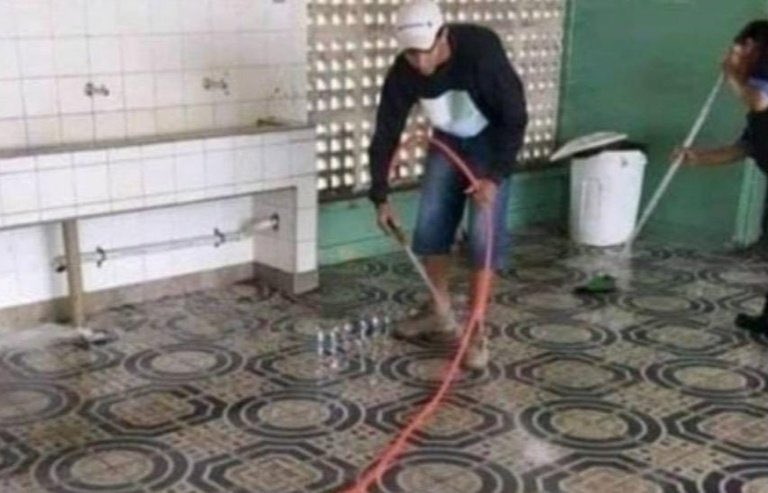 prof: ue, cadê o guilherme?

o guilherme ajudando a tia da limpeza só pra perder aula: