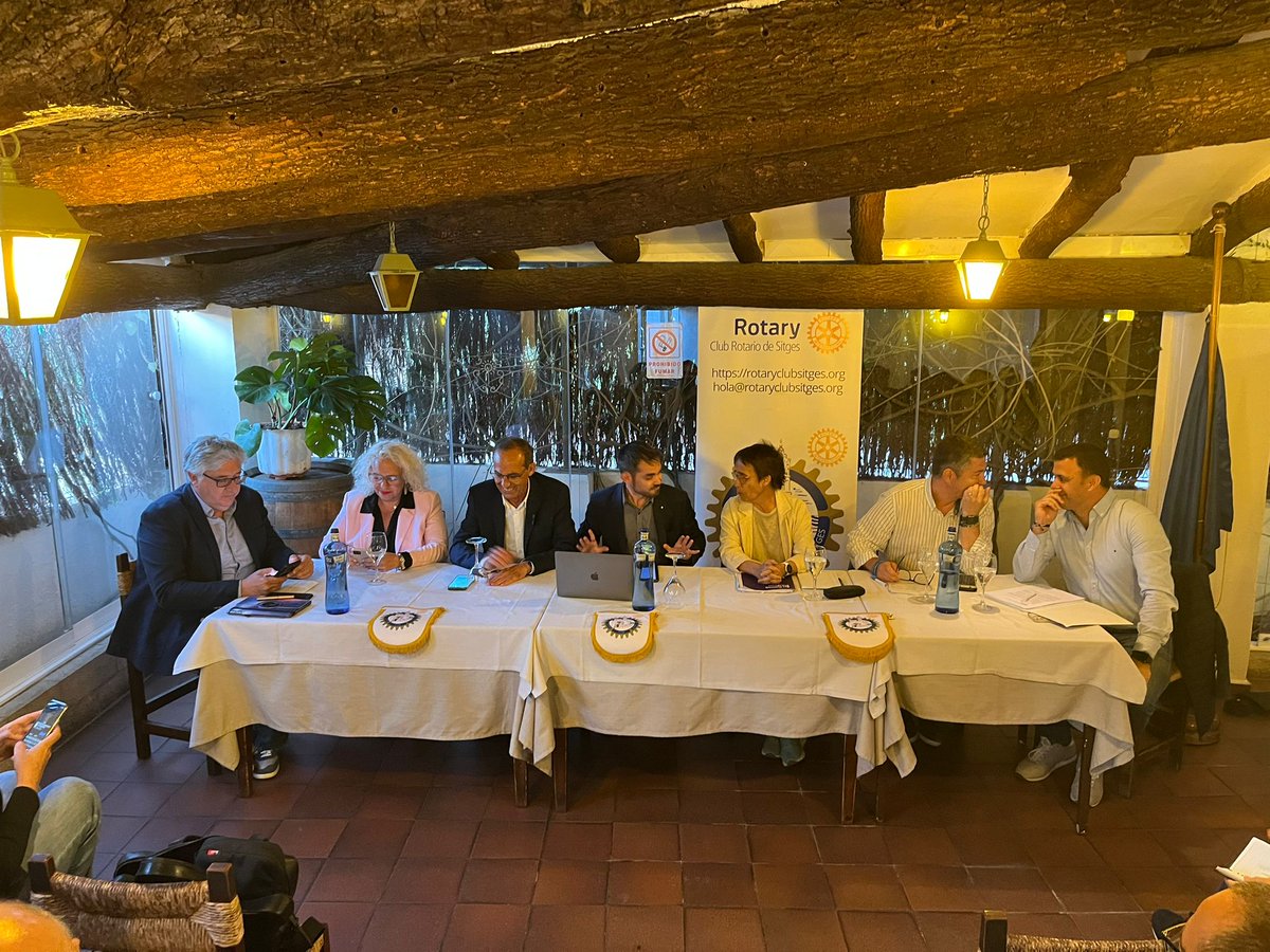 VerdsECSitges's tweet photo. PROPOSEM, I FEM!

🗣️ La nostra candidata @cgasulla1 va participar al II Debatapa organitzat per @rotarysitges.

💬 Primer debat per anar obrint boca i on vam parlar d'economia, medi ambient, platges i habitatge.

Algunes de les seves intervencions 🧵👇 https://t.co/lZTYBb7Xnf