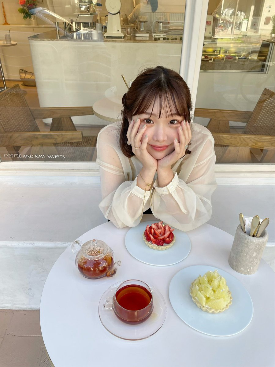 いつもiPhoneのノーマルカメラで撮って
色味は「 VSCO 」ってアプリで明るくしてから
インスタで色味加工してるよう📷
（顔面はbeauty Plus 👌🏻）

インスタの明るさよりも、VSCOの露出を
上げるほうが白っぽくふわっと柔らかい写真
になるけんすき！💮 お試しあれい〜！