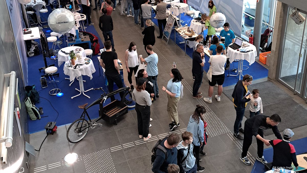 tudresden_de's tweet photo. Am Samstag war #UNITAG: 🥳 Ein großes Dankeschön an alle, die da waren & zum Programm beigetragen haben. Es gab wieder viel zu entdecken: Infostände & Vorträge, Roboterhunde, Experimente, Campusführungen und und und... Wir hoffen, es hat euch gefallen! https://t.co/wLMViKgldG