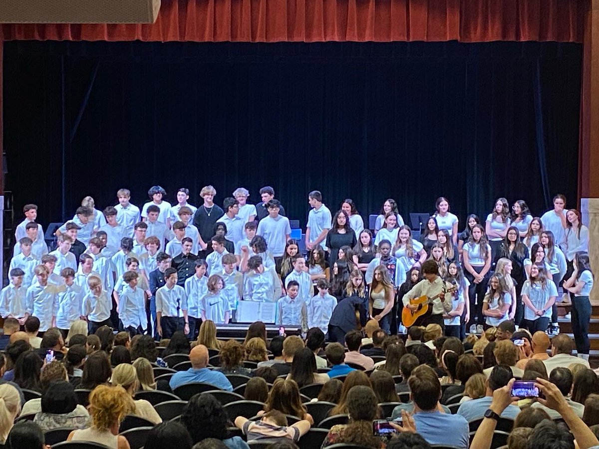 Our 8th graders took the stage for their last spring concert at LMK yesterday and certainly went out on a high note! Congratulations on a wonderful performance and we can’t wait to see your artistry continue to unfold at HHS next year! 🎶🎻🎺🎤

@harrisoncsd @officialnyssma