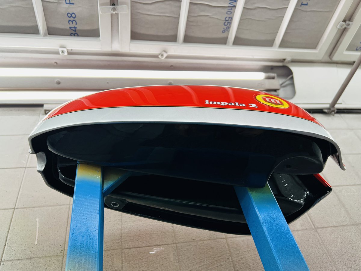 studimoto's tweet photo. por #CanCostaStudiMoto color a rojo, franja plata y doble fileteado (negro y dorado).
#PintamosMotos #StudiMoto #ReparoDepositos #Barcelona #LesCorts #MontesaImpala #Impalada #Impalada2023 #DepositoNuevo #FibraDeVidrio #PresupuestosPorWhatsapp https://t.co/u7FBvIiKDq