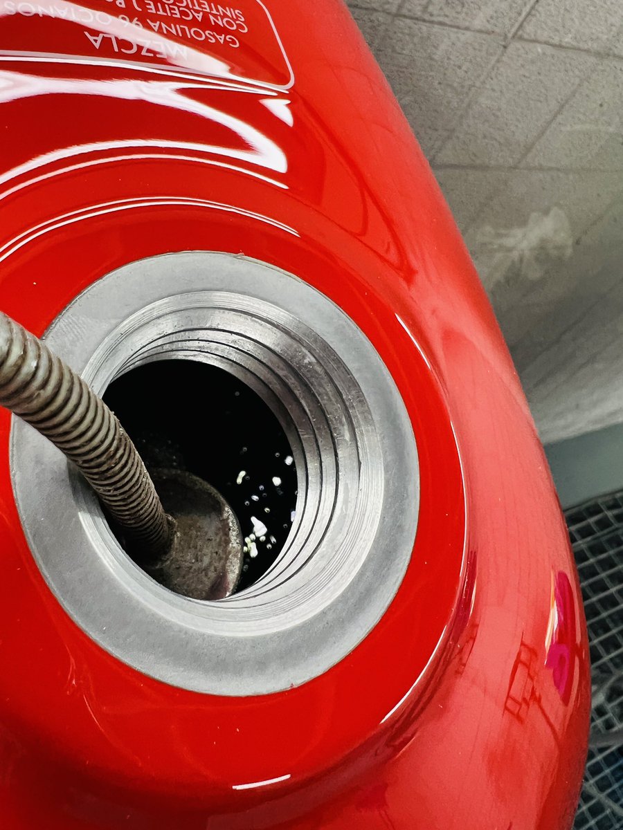 studimoto's tweet photo. por #CanCostaStudiMoto color a rojo, franja plata y doble fileteado (negro y dorado).
#PintamosMotos #StudiMoto #ReparoDepositos #Barcelona #LesCorts #MontesaImpala #Impalada #Impalada2023 #DepositoNuevo #FibraDeVidrio #PresupuestosPorWhatsapp https://t.co/u7FBvIiKDq