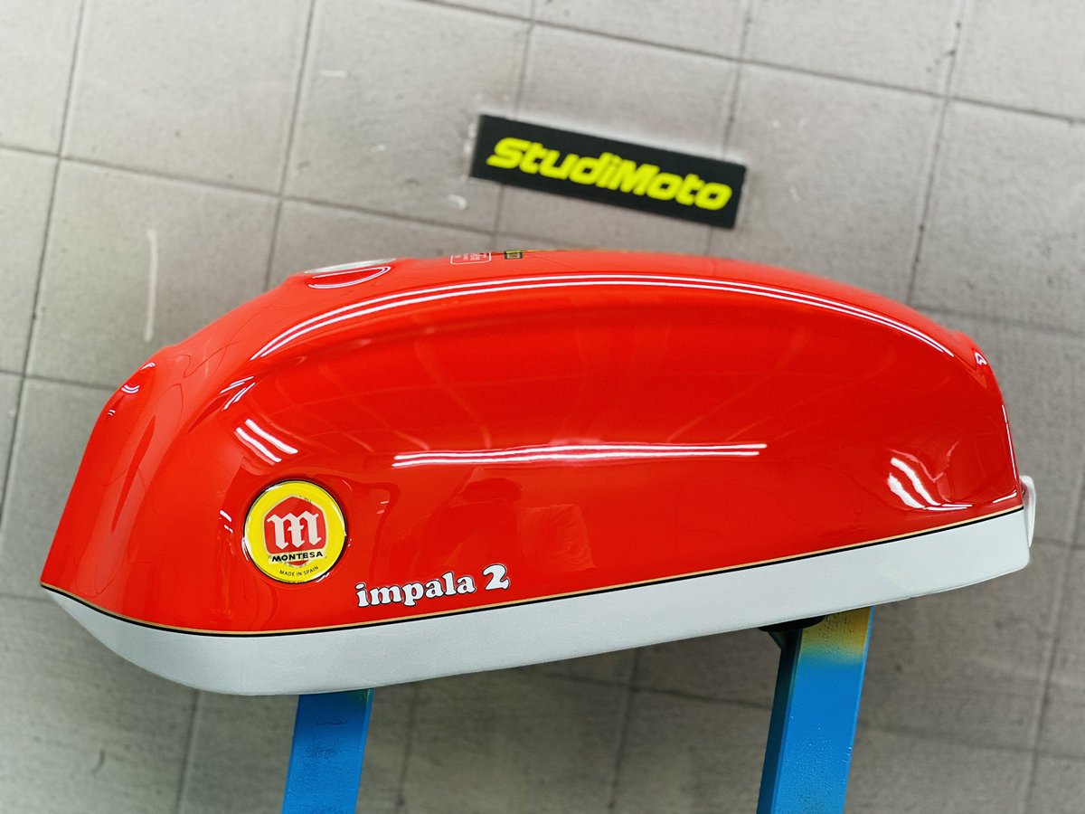 studimoto's tweet photo. por #CanCostaStudiMoto color a rojo, franja plata y doble fileteado (negro y dorado).
#PintamosMotos #StudiMoto #ReparoDepositos #Barcelona #LesCorts #MontesaImpala #Impalada #Impalada2023 #DepositoNuevo #FibraDeVidrio #PresupuestosPorWhatsapp https://t.co/u7FBvIiKDq