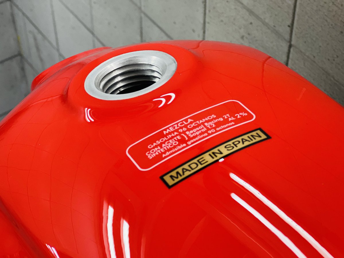 studimoto's tweet photo. por #CanCostaStudiMoto color a rojo, franja plata y doble fileteado (negro y dorado).
#PintamosMotos #StudiMoto #ReparoDepositos #Barcelona #LesCorts #MontesaImpala #Impalada #Impalada2023 #DepositoNuevo #FibraDeVidrio #PresupuestosPorWhatsapp https://t.co/u7FBvIiKDq