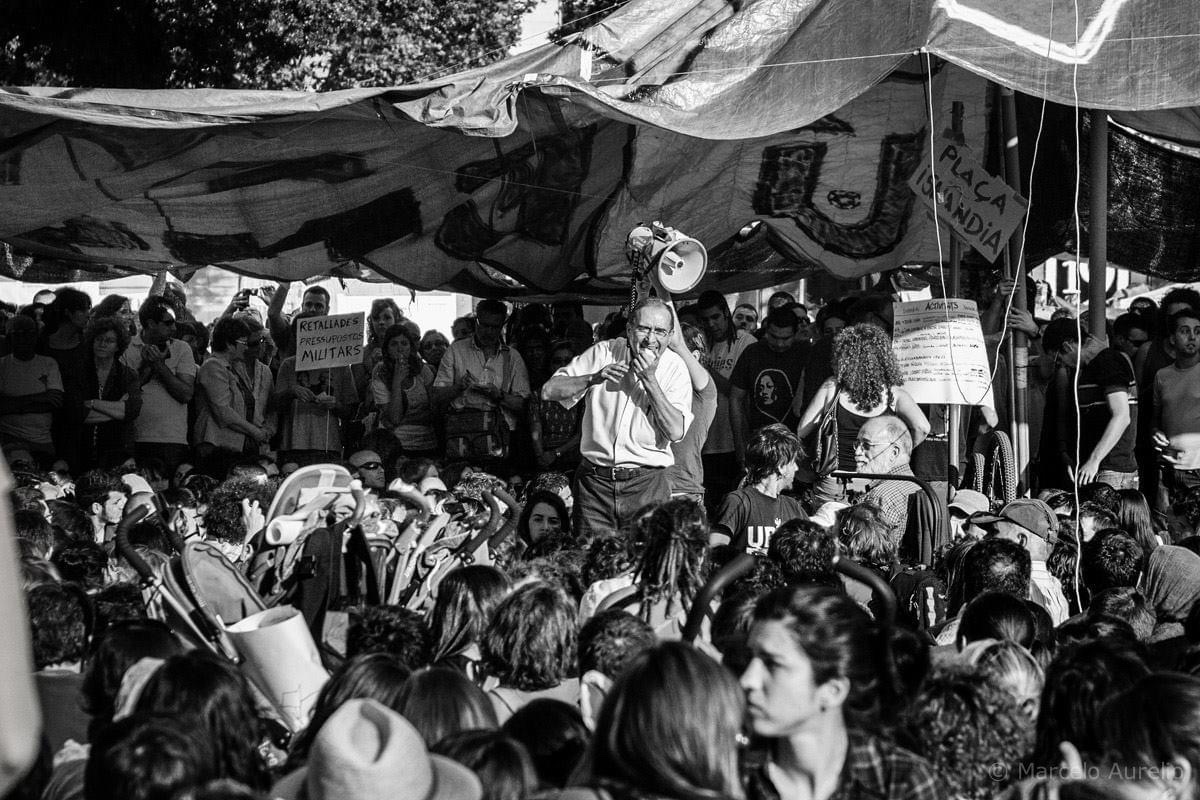 A 12 Años del #15M - Mayo 2011, Plaza Catalunya, Barcelona. © Marcelo Aurelio. #12años #indignados #Barcelona #PlazaCatalunya #blackandwhitephotography #photography #documentaryphotography #streetphotography #photographer #streetphotographers #blackandwhite #everybodystreet