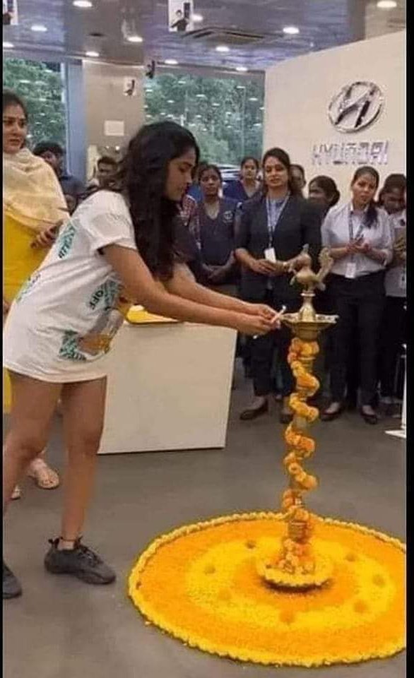 Mangalkohale11's tweet photo. दीप प्रज्वलन करतेवेळी पायताण काढायचं असतं, पॅन्ट काढायची नसते गं बये...😂😂🤣 https://t.co/ld4TcELjIN