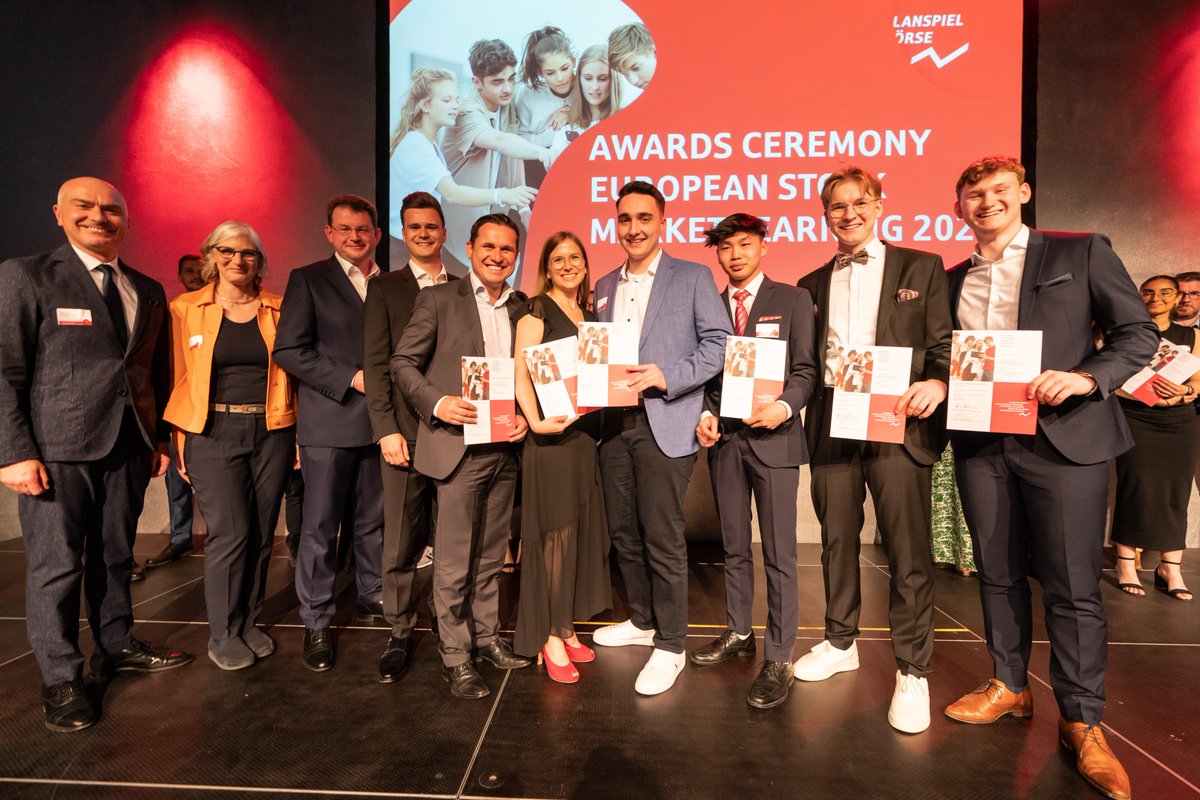 Am Freitag haben wir das Siegerevent für die Gewinner des #PlanspielBörse2022 ausgerichtet. Das Planspiel findet seit 40 Jahren statt und ermöglicht, Schüler:innen, Studierenden und Azubis spielerisch und ohne Risiko die Börsenwelt kennenzulernen. planspiel-boerse.de/was-ist-plansp…