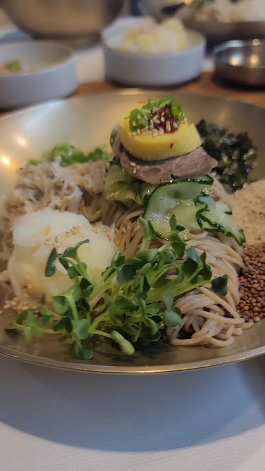 koreanbapsang's tweet photo. I once saw this place featured in a popular Korean TV show, so I wanted to try it while in Jeju-do. The restaurant, which is tucked away in the foothills of Halla mountain, is run by the area farmers association and specializes in memil guksu (buckwheat … https://t.co/DFcO9Xs4ok https://t.co/CkmffYF0YE