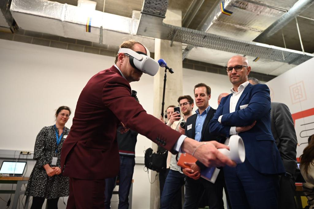 Voka_MeKe's tweet photo. Primeur voor regio Mechelen 🚀 

Vandaag openen we in @Technopolis_Be het allereerste Talentcenter van België. 

De leerlingen van nu zijn de medewerkers van morgen. 💪

#voka #ondernemen #onderwijs #talent https://t.co/MtTaB28n9r
