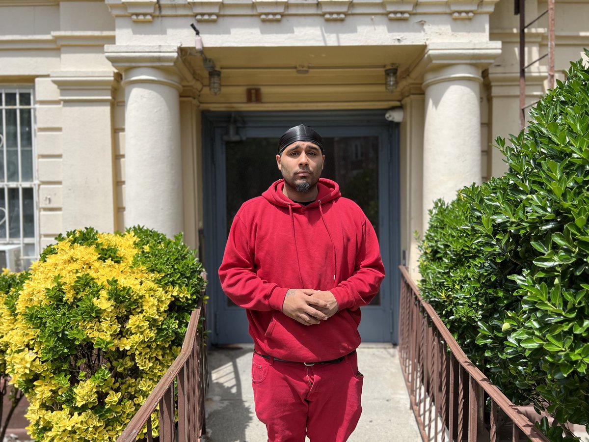BaharOstadan's tweet photo. John Guerra and other Flatbush dads were playing "Baby Shark" on a stereo one night for their toddlers when police responded to a 311 noise complaint.

What happened next was caught on camera🧵 https://t.co/MhJ5y8nrHt