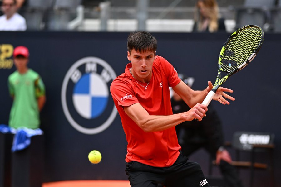 jmgmoron's tweet photo. Antes de Roma, Marozsan no había disputado ningún partido a nivel ATP y había ganado 123.000€ en su carrera.

Solo esta semana, el húngaro ya va a ganar al menos 84.000€, casi lo mismo que los seis años que lleva luchando para llegar ahí. La magia del tenis. https://t.co/QRA4DyuHAS