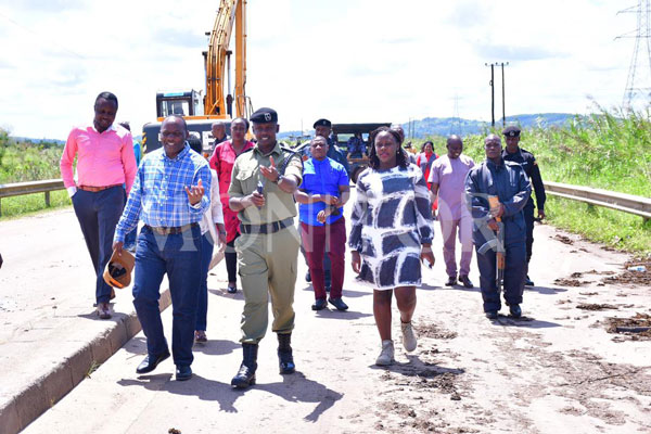 DailyMonitor's tweet photo. The Leader of Opposition in @Parliament_Ug , @MathiasMpuuga and other MPs have inspected the damaged Katonga river bridge along Kampala-Masaka highway. @MathiasMpuuga asked @UNRA_UG  to set up a temporary bridge to enable traffic flow as they try to find a lasting solution. @UNRA_UG earlier indicated that the bridge repair will take three weeks.
#MonitorUpdates 
📸@DavyLubz