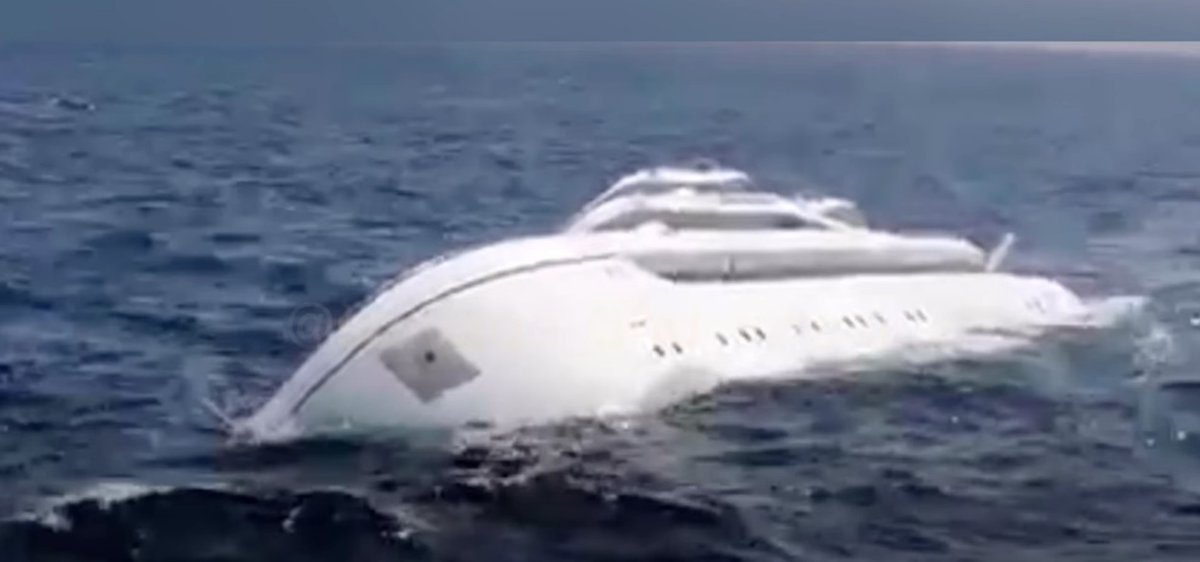BBCWorldatOne's tweet photo. Diver Christian Hansen was relaxing in the salon of the Carlton Queen when it began to sink into the Red Sea.

"The main problem at this point is the boat's on the side. We ended up stood on the windows."

#BBCWATO

🧵 1/3 https://t.co/3OVkY6Nlfv