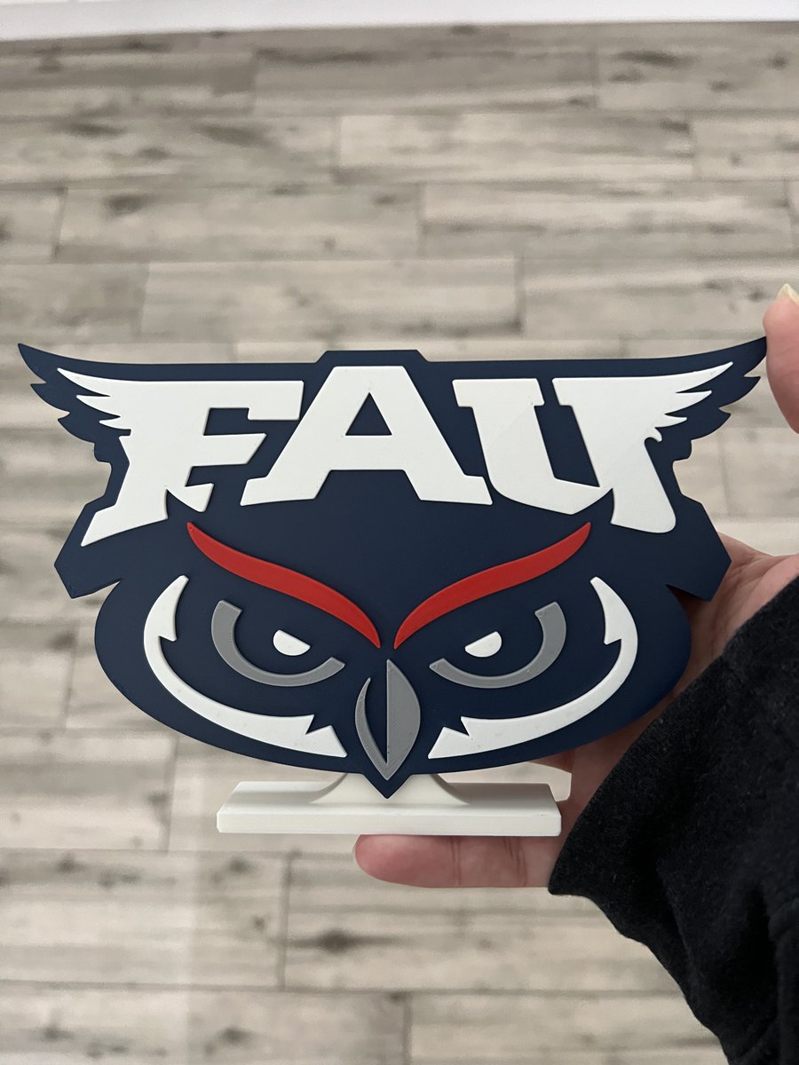 When I tell you I never thought this day would come! I've been *begging* <a href="/thejoeycortez/">Joey</a> for a 3D-printed #FAU stand for more than a year. And it's finally here! Should we add it to the <a href="/blossomersmedia/">Blossomers Media</a> shop? etsy.com/shop/Blossomers