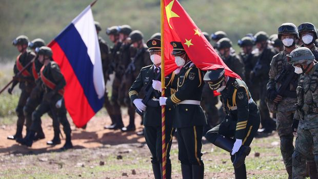 softwarnet's tweet photo. Uh... yeah... you guys are not in an alliance...sure.

China joined large-scale military exercises hosted by Moscow, bringing   troops, aircrafts and ships to Russia’s Far East region. https://t.co/htvIo2Cp6Z