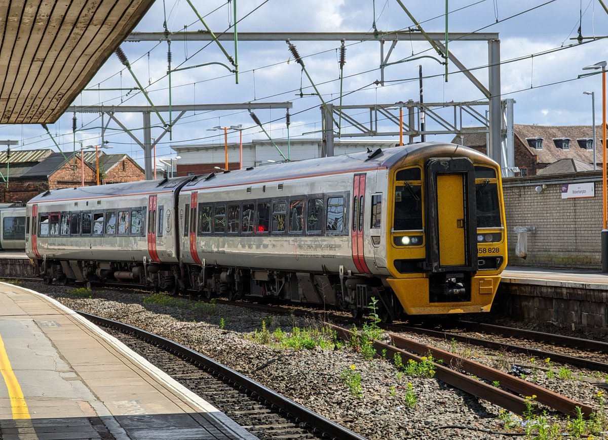 Afternoon from the Railway 🚂

Another day with the sun shining over the West Midlands ☀️

Right let's get to work 👏

#DownOnTheStour #RailwayPhotography #railwaytwitter #class158 #TFW