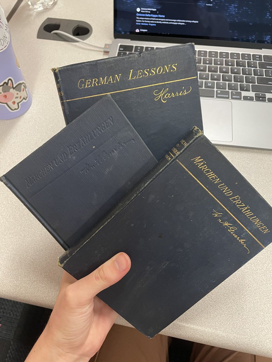 FrauMosser's tweet photo. Much appreciation to my wonderful friend and coworker Maranda Anderson! She saw these old German lesson books and thought of me! The oldest one was printed in the 1890’s! https://t.co/DWCIvlpoqa