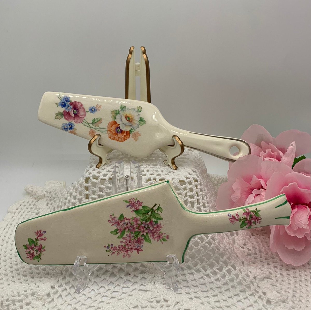 LilyDogAntiques's tweet photo. Excited to share this item from my #etsy shop: Vintage Ceramic Pie Server with Floral Design, Porcelain Kitchenware, Wedding Bridal Shower Gift, Floral Dessert Server, Cottage Core Chic #vintagekitchen #diningandserving #ceramicpieserver #floralcakeserver https://t.co/JU12F4afla https://t.co/HdIqmvFbO0