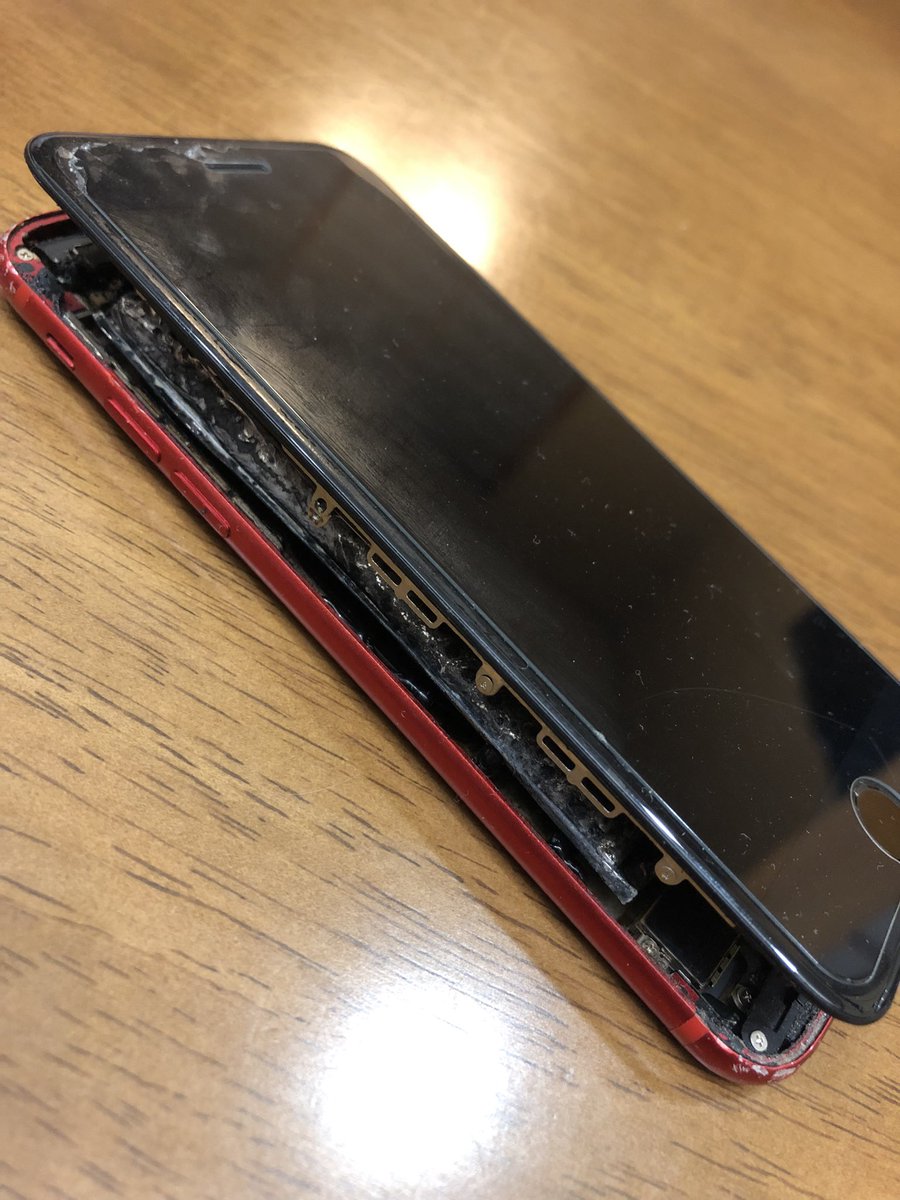 1024skoboe's tweet photo. 先週、iPhoneから発熱・発煙し、御釈迦になりました😇南無
画面バキバキな上にバッテリーを非正規のものに替えたりして使い続けてたので、それらが良くなかったと思います…

LINEや電話番号は使えないですが、wifiがあればSNSとgmailは見られますので、なにかあればそちらでご連絡ください https://t.co/ebZPh2ENzA