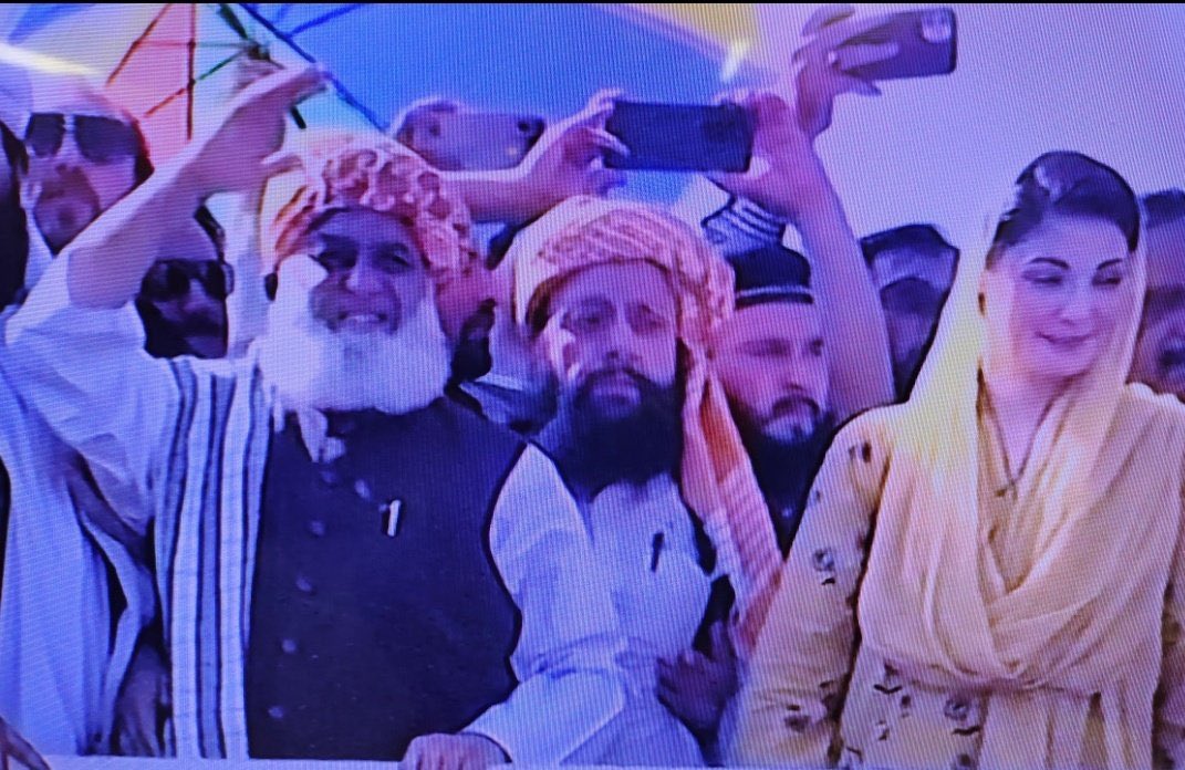 Maria_Memon's tweet photo. From  “ Aurat Ki Hukmarani Haraam hey” to sharing a stage with a female politician  Maulana Saheb has come a long way. 

Must appreciate it. https://t.co/FrcuoR3OOh