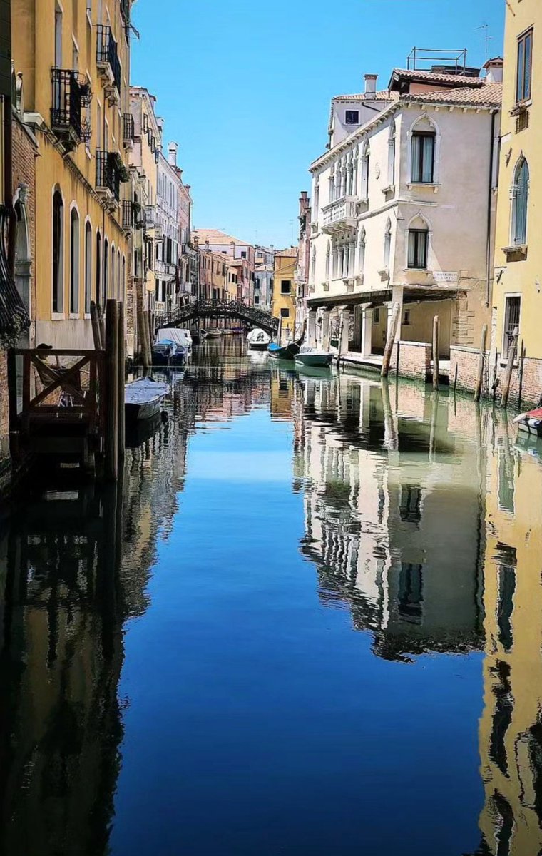 A Venezia...ogni canale è uno specchio...da fotografare ed incorniciare...😲😲😲😍😍