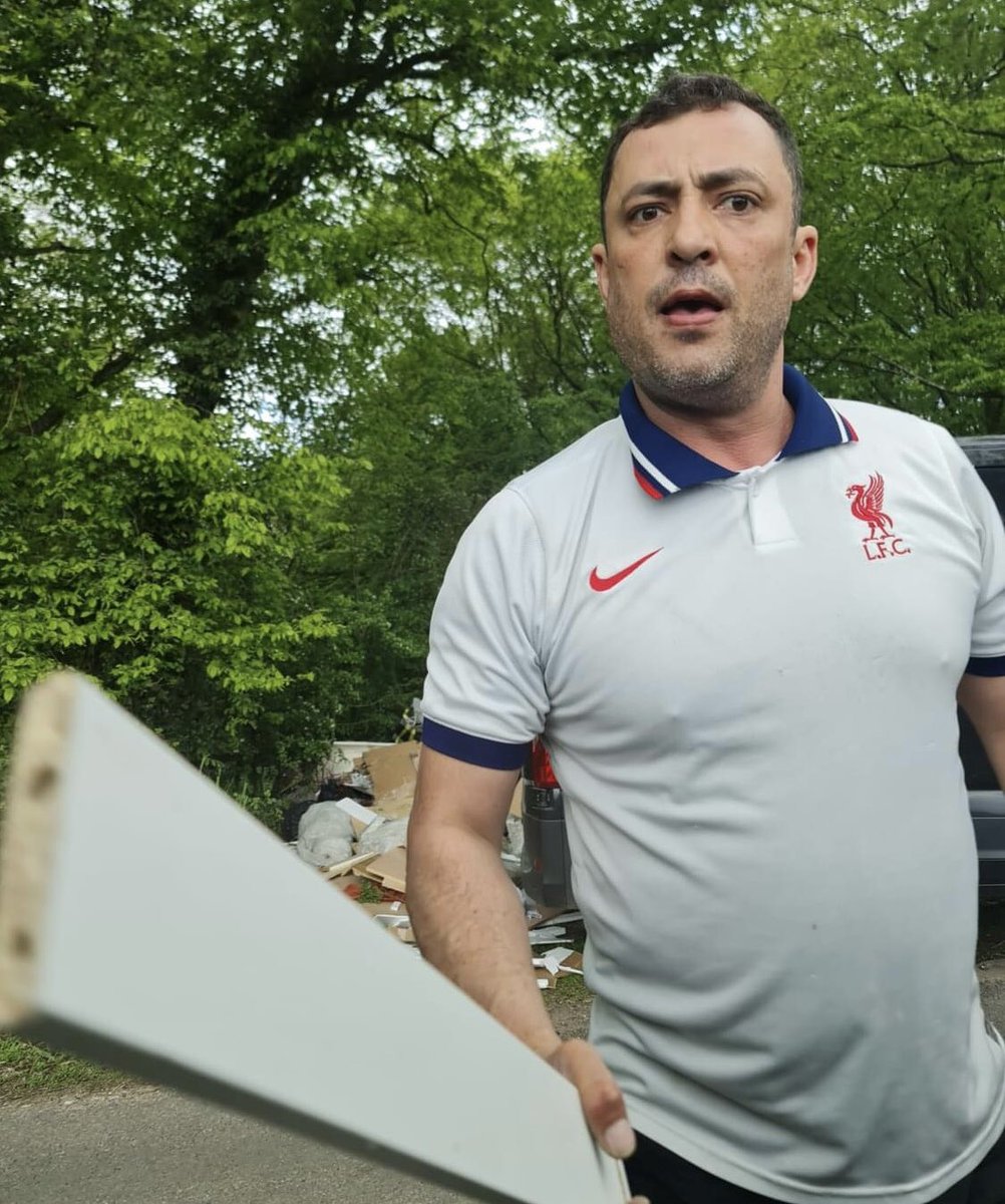 brett31taxi's tweet photo. This scumbag was seen fly tipping at Potters Lane Road near Potters Bar over the weekend. Anyone recognise him? Report to Herts Police or Crimestoppers. #crimestoppers #hertspolice #flytipping https://t.co/eHjzjKw8i6