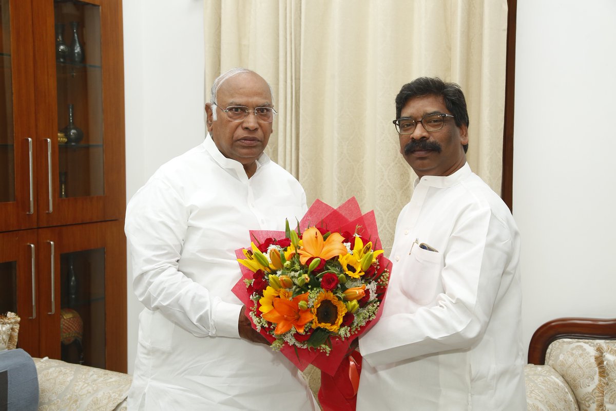 आज झारखंड के मुख्यमंत्री और हमारे गठबंधन के साथी, श्री <a href="/HemantSorenJMM/">Hemant Soren</a> ने 10 राजाजी मार्ग में, मुलाक़ात कर, कर्नाटक चुनाव में कांग्रेस की जीत के लिए शुभकामनाएँ प्रेषित की और साथ मिलकर जनता के अधिकारों व सामाजिक न्याय के लिए कार्य करने के लिए पुनः प्रतिबद्धता जताई।