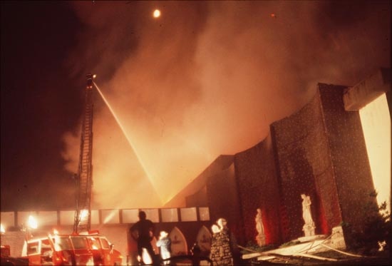 On 5/28/77 a fire at the Beverly Hills Supper Club in Southgate, KY killed 165 making it the 3rd deadliest nightclub fire in U.S. history. Overcrowding, faulty wiring, inadequate fire exits, and extreme code violations all led to the tragedy. #FireHistory #NeverForget