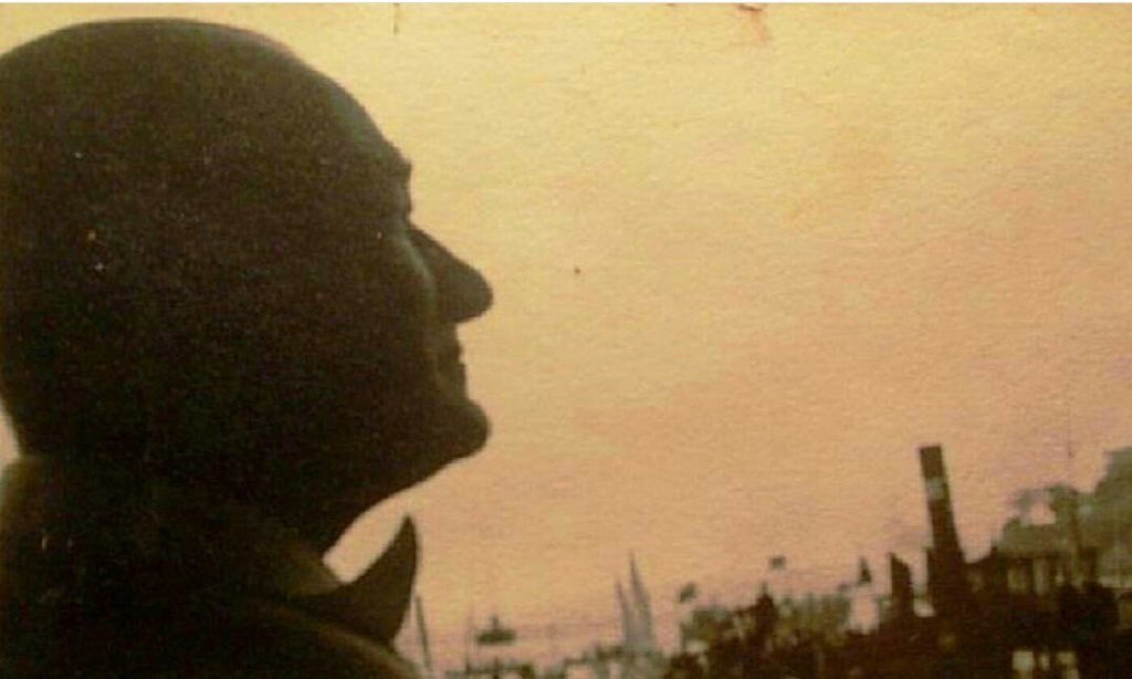 Ayaktayız.