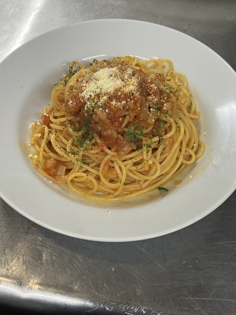 69ganmo's tweet photo. 仕込みと細々した所の掃除終わったら賄い作ります。

賄いパスタ
「飴色玉ねぎのトマトソース」
意外と手間はかかってますw
甘めなパスタお好きでしたら👍

＃賄い  ＃パスタ
＃ﾄﾏﾄ ＃玉ねぎ https://t.co/7d3ju49wGF