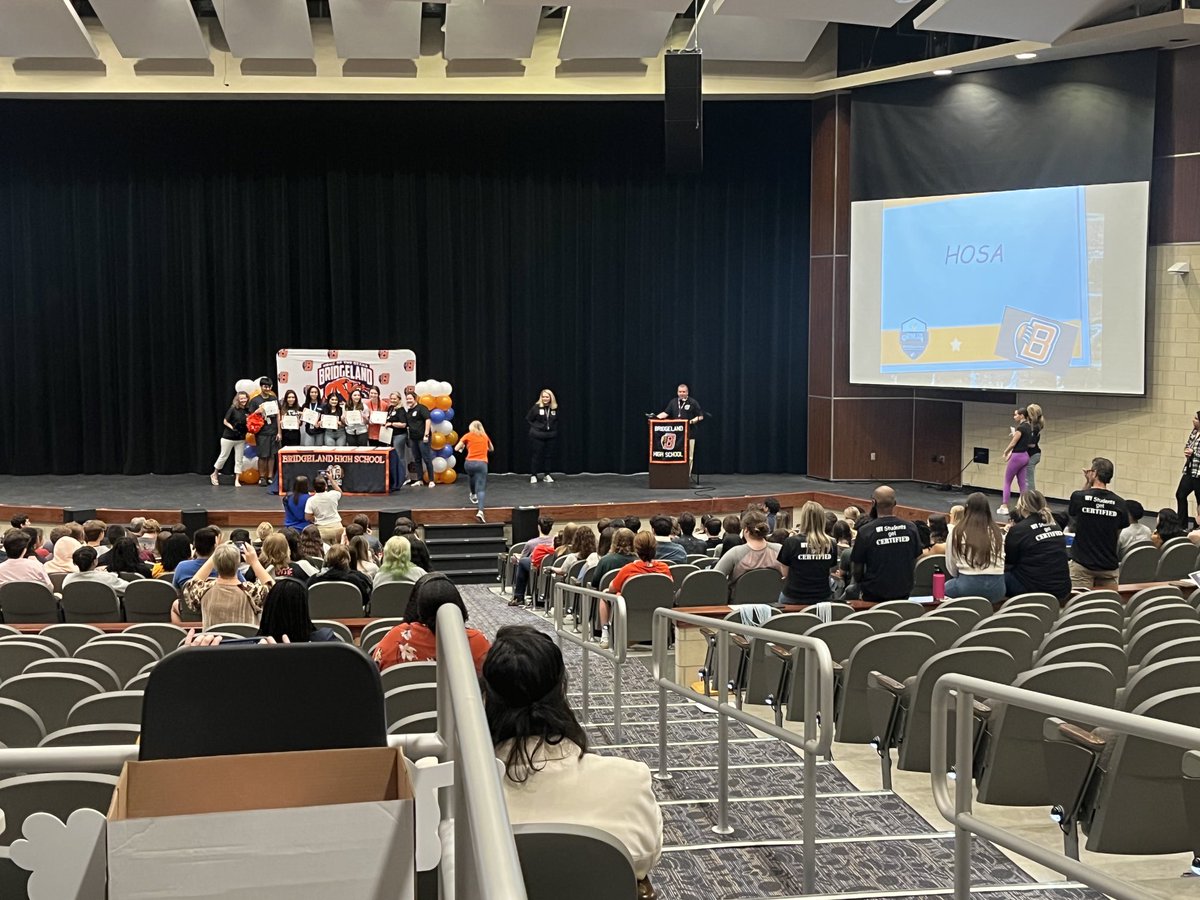 BHS CTE award ceremony! ⁦@BridgelandCFISD⁩ We get students certified! Congratulations Bears on all of your achievements and best of luck to all of you! 🧡💙👏🏾🐻🎉🎈🎊⁦@CFISDAbbie⁩ #Bridgelandbest ⁦@CFISDCTE⁩ ⁦@BridgelandCCS⁩