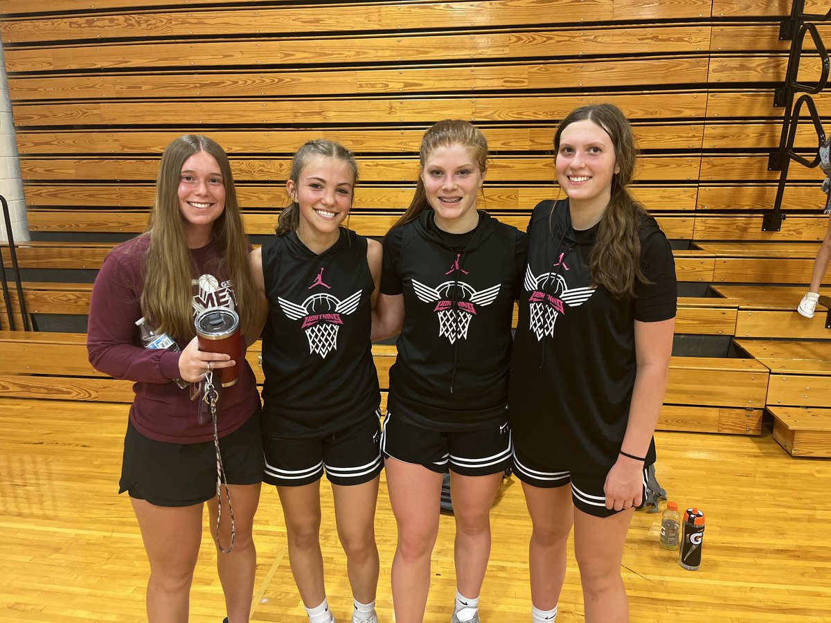 GenoaGirlsHoops's tweet photo. Coach Goodman out supporting some of the crew! https://t.co/RpVIxxGsff