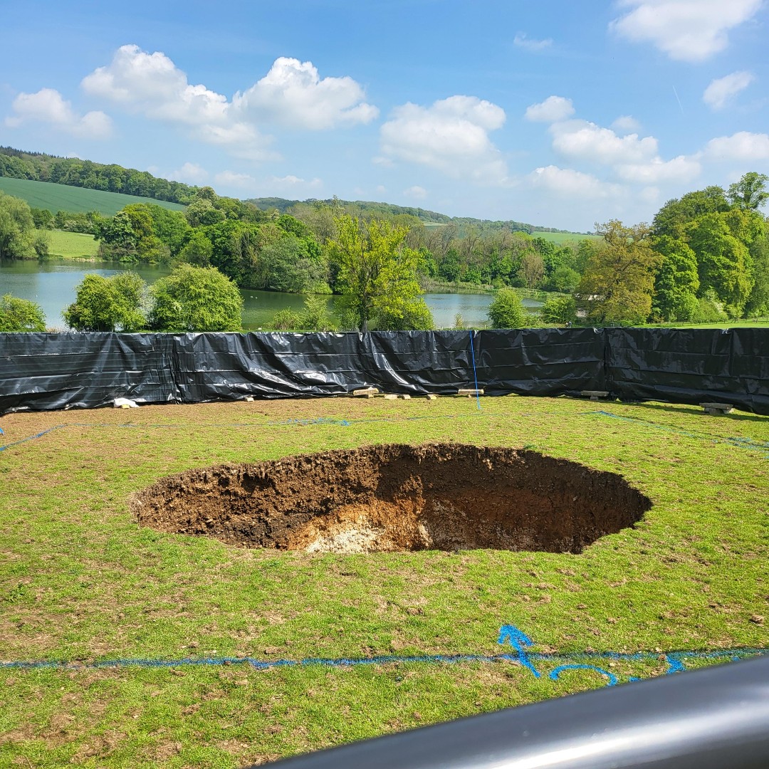 📢HS2 tunnelling has created a 6m+ sinkhole at Shardeloes Park between Old Amersham and Little Missenden.

Read more 👉 chilternsociety.org.uk/hs2-tunnelling…