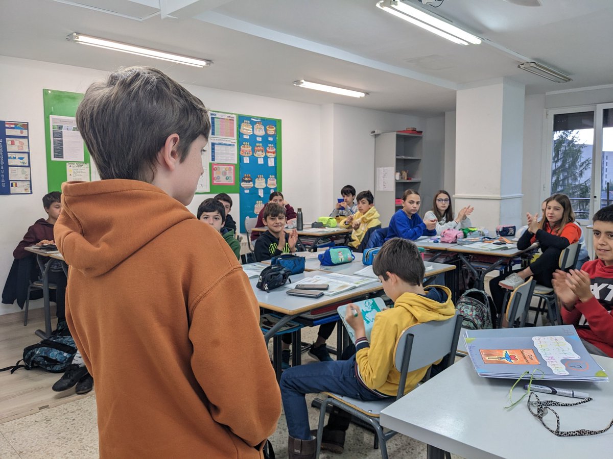 Begonazpiikas's tweet photo. 💭 Unai Haur eta Nerabeen Udal Kontseiluan parte hartzen daben Bilboko 45 umetako bat da. Herritarren #foro honetan, eragiten gaituen gaiei buruzko #ideiak proposatzen dabez. Klaseari azaldu deutso. Ikaskuntza komuna. Eskerrik asko, Unai! 👏
#BegoñazpiEredua https://t.co/vzlinjJtGK