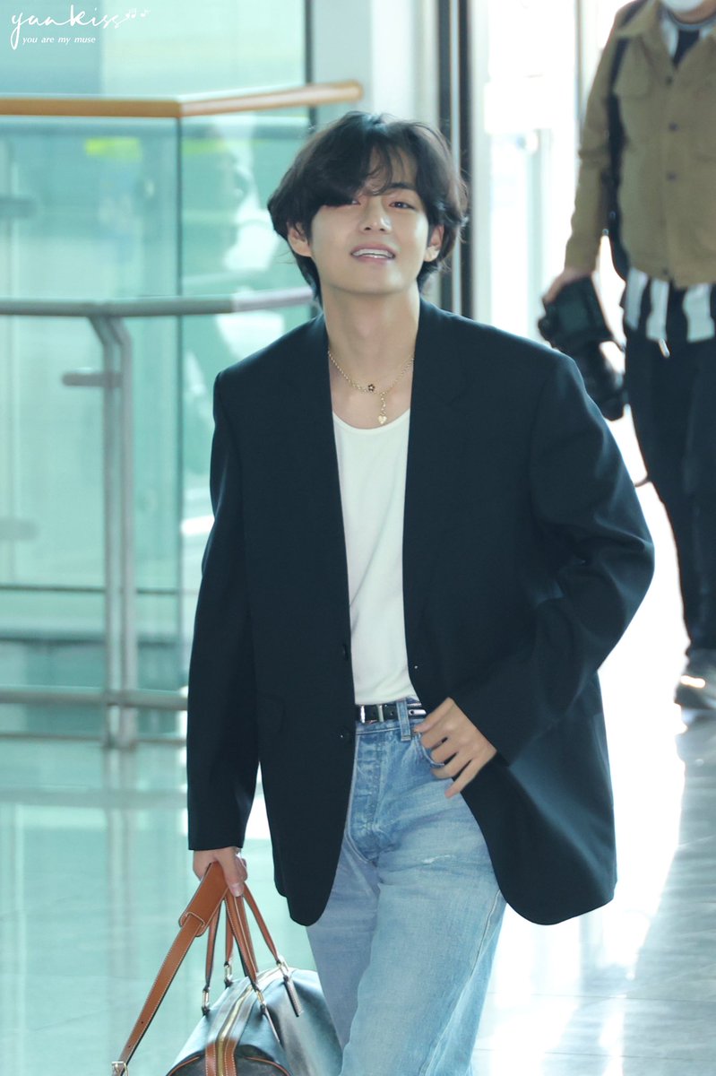 Yunkiss309's tweet photo. 230515 ICN 인천 출국 
 
 #태형 #TAEHYUNG #BTSV #V #KimTaehyung #BTS   
@BTS_twt https://t.co/LJYwT7uVwL
