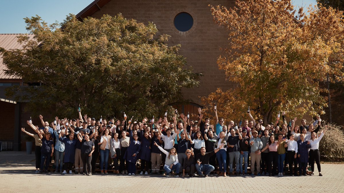 “Tengo la suerte de tener una familia muy extensa de la que no solo forman parte mis hijos, sino todas las personas que forman parte de la bodega, que es mi familia por adopción. Muchos de ellos llevan trabajando conmigo muchísimos años, y son como mis hijos también. Esto es algo