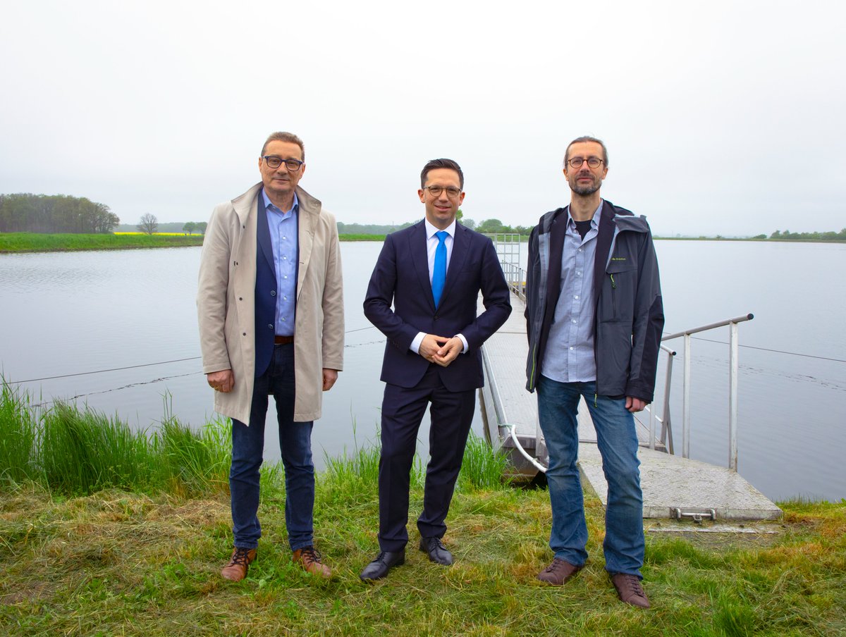 LIAG_Research's tweet photo. In the WaterFarmers pilot area of the #BlueTransition @NorthSeaRegion research project, #solutions for securing #groundwater resources are being developed+put into practice. Lower Saxony's Minister for Science & Culture visited the project area in #Germany https://t.co/xLic47LHSW https://t.co/BEqWa1B5qi