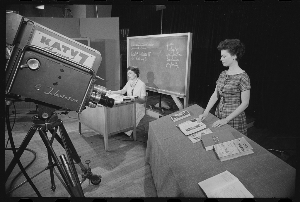 librarycongress's tweet image. What remote learning looked like in 1958 &amp;amp; 1959, when Arkansas Governor Orval Faubus closed high schools in Little Rock to prevent integration. Students learned via televised lessons that year.

Images from the Library&apos;s U.S. News &amp;amp; World Report Magazine Photograph Collection.