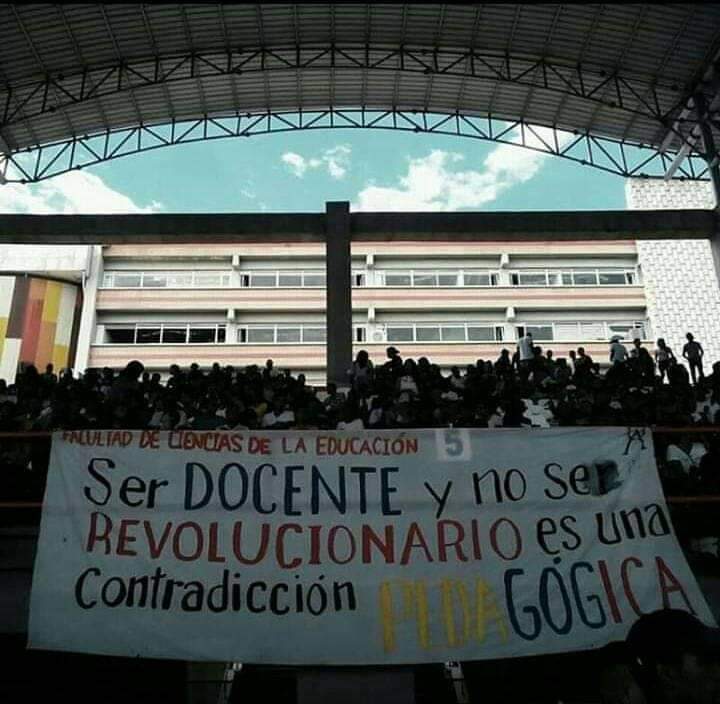 DiegoPausias's tweet photo. "El maestro/a debe caminar con una leg��tima rabia, con una justa ira, con una indignación necesaria, buscando transformaciones sociales."

Feliz día, colegas. 
A seguir educando para la liberación, guiando para romper cadenas de ignorancia y luchando por las injusticias sociales. https://t.co/ZAp2nZ1nsa