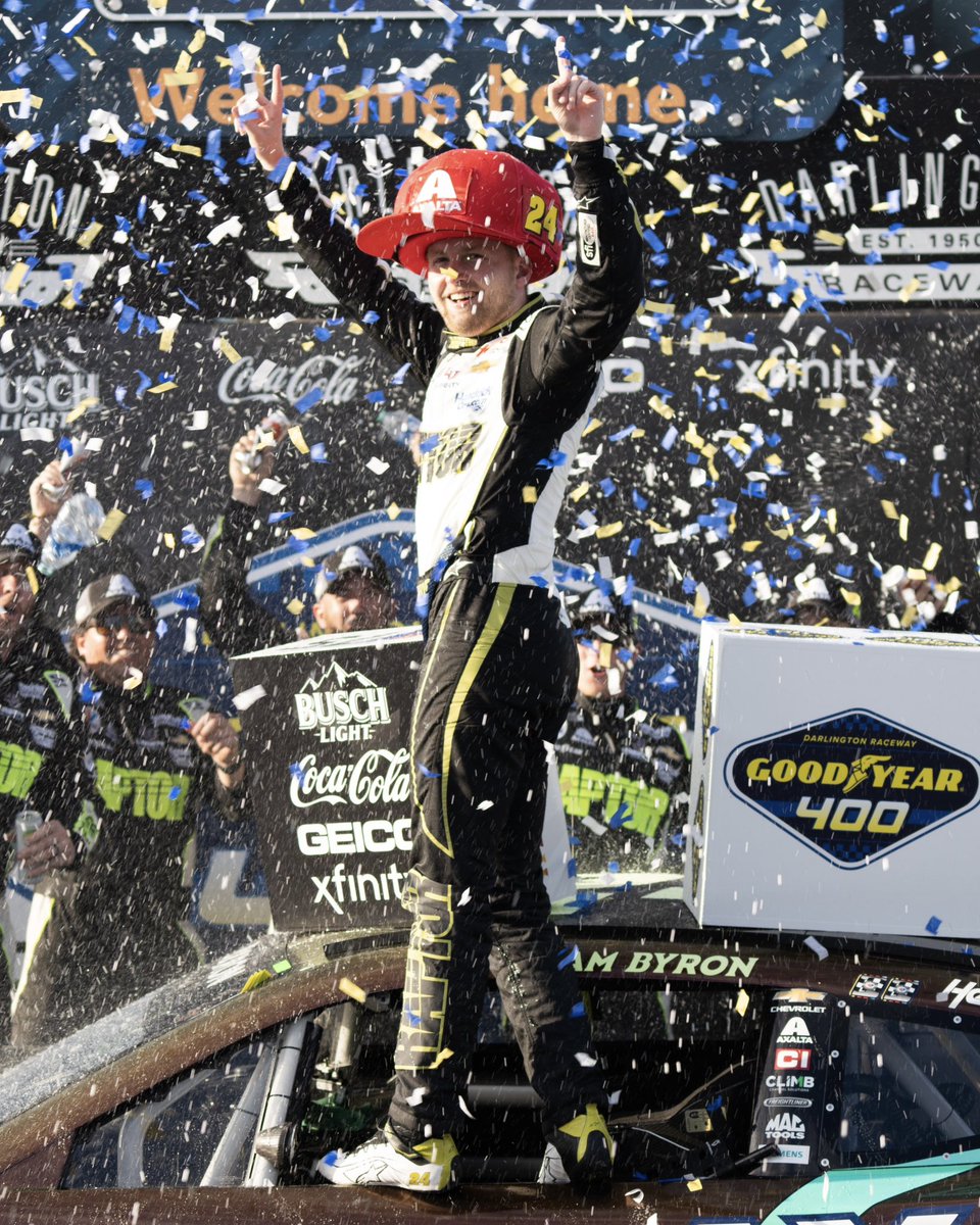 💪 Nascar'da Goodyear 400'ün galibi William Byron (@WilliamByron) oldu!

Tecrübeli isim, bu sezonki 3. galibiyetini elde etti.

#NASCAR75 • #Goodyear400 • #WilliamByron