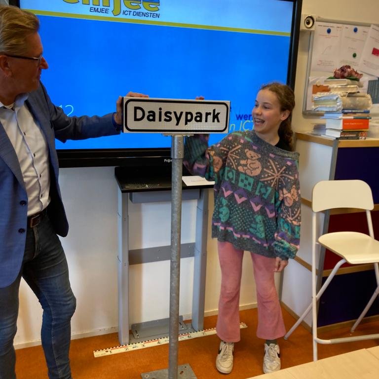 Hoe bijzonder is dat? Dat je als leerling van groep 8 van basisschool De Wereldweide uit handen van wethouder Van Duin je eigen straatnaambordje krijgt. Dat overkwam Daisy. Zij won met haar ontwerp voor een park in Woubrugge.