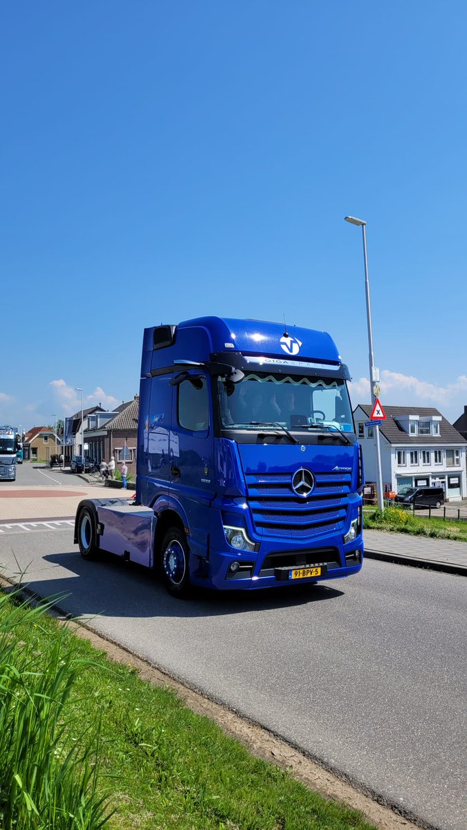 Afgelopen zaterdag heeft onze collega Wilco meegereden met de truckerstocht van de Lionsclub Alblasserwaard Souburgh. Op deze dag is een mooi bedrag aan sponsorgeld opgehaald voor de Voedselbank Papendrecht zodat de kinderen een leuk extraatje voor de zomer ontvangen!