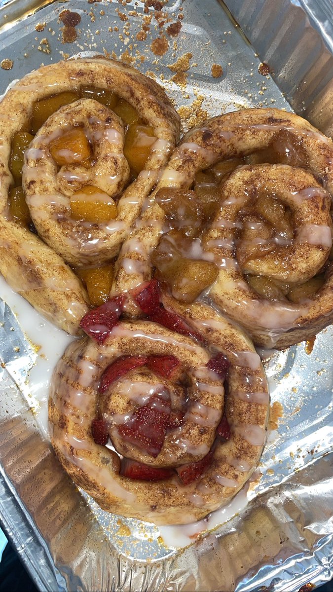 CannonBeats215's tweet photo. Cinnamon Rolls, Rice Bowls, and Rice Pans all week. Not today but the rest of the week. Post the details later get y’all Apple Pay’s and cash apps in order now #OpenKitchen215 #ChefCannon https://t.co/JN6W9t8UWe