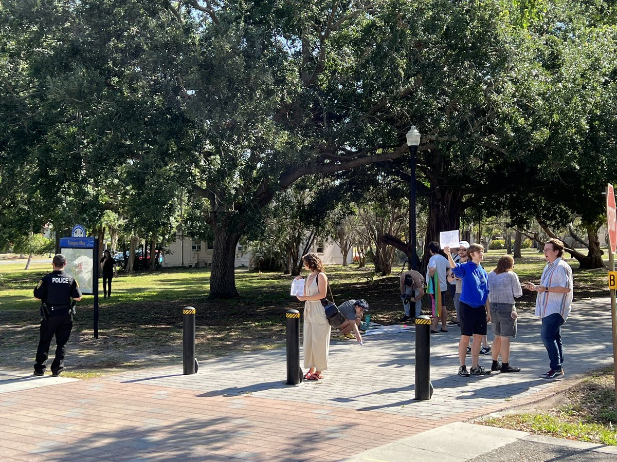 zacjanderson's tweet photo. New College students and alums protesting Gov Ron DeSantis visit to campus today https://t.co/t6v0fosONr