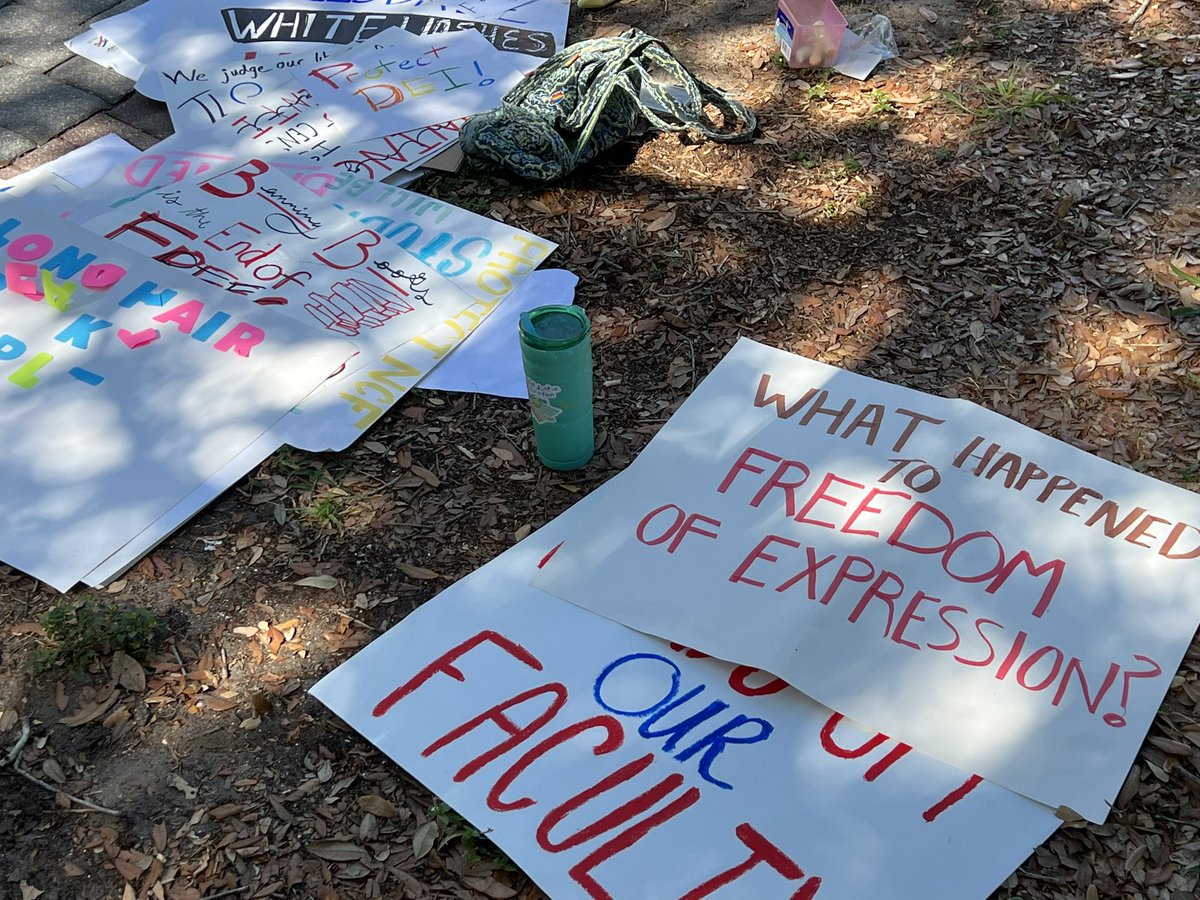 zacjanderson's tweet photo. New College students and alums protesting Gov Ron DeSantis visit to campus today https://t.co/t6v0fosONr